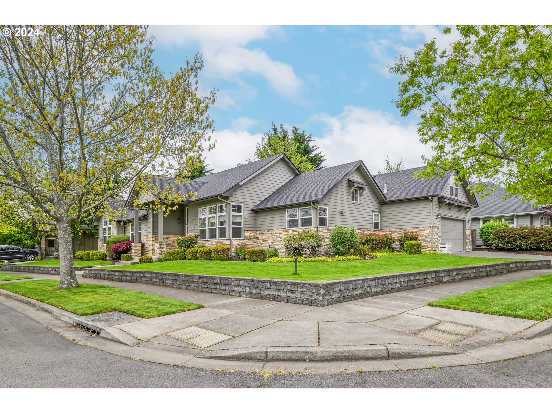 3349 Roanoke Avenue Eugene, OR 97408 - Photo 4 of 36 a house with a outdoor space