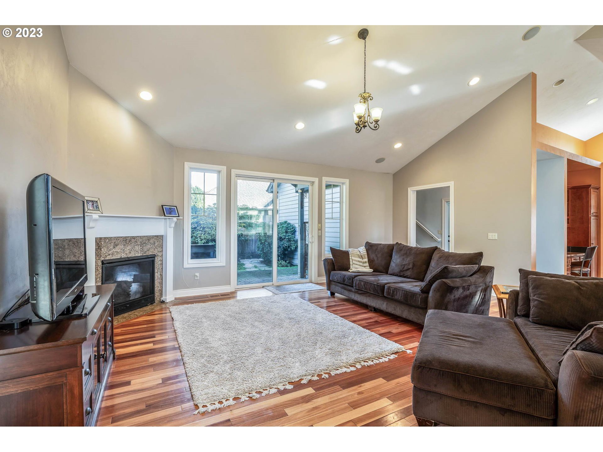 3349 Roanoke Avenue Eugene, OR 97408 - Photo 5 of 36 Living Room