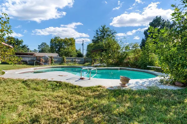 a view of a backyard of the house