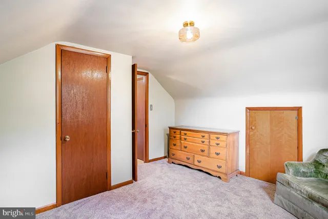 a view of livingroom with furniture