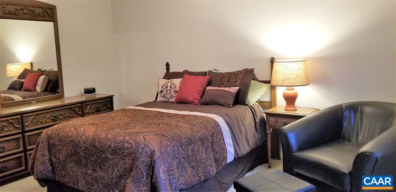 13 Colonial Road Palmyra, VA 22963 - Photo 20 of 34 a bedroom with a bed and lamp