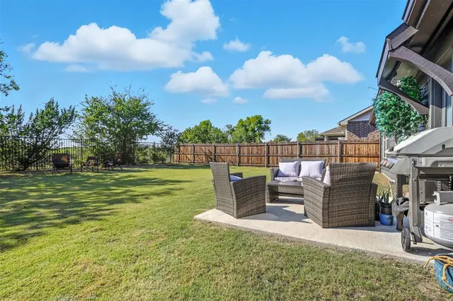 a view of a house with backyard