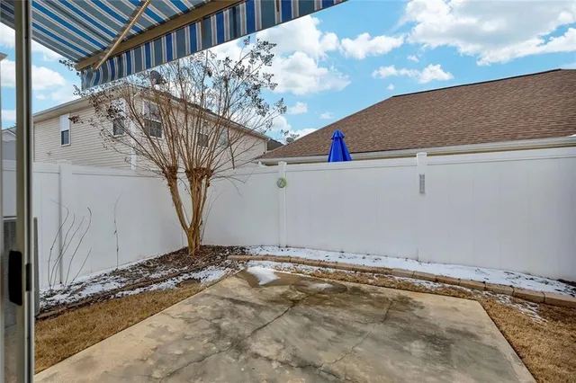 a view of a backyard