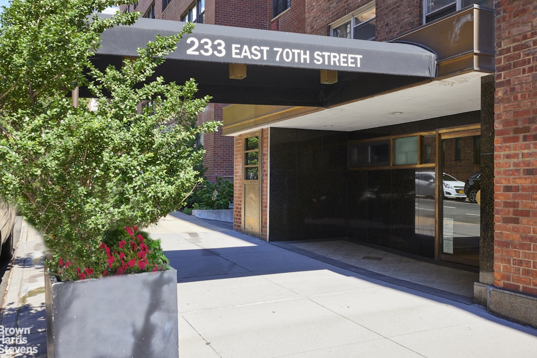 233 East 70th Street, Unit 15S Manhattan, NY 10021 - Photo 16 of 17