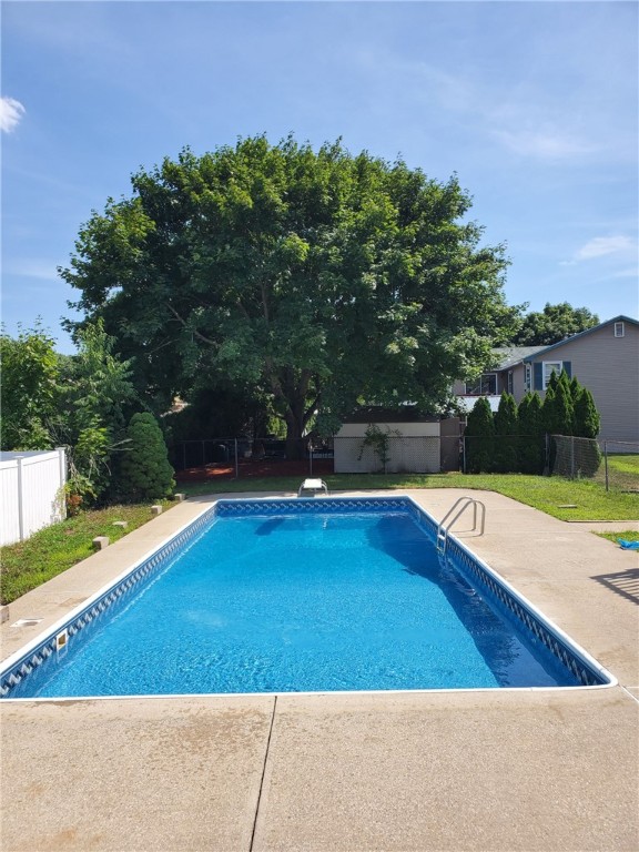 96 Ray Avenue Woonsocket, RI 02895 - Photo 4 of 27