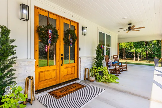 a bench is sitting in front of a building