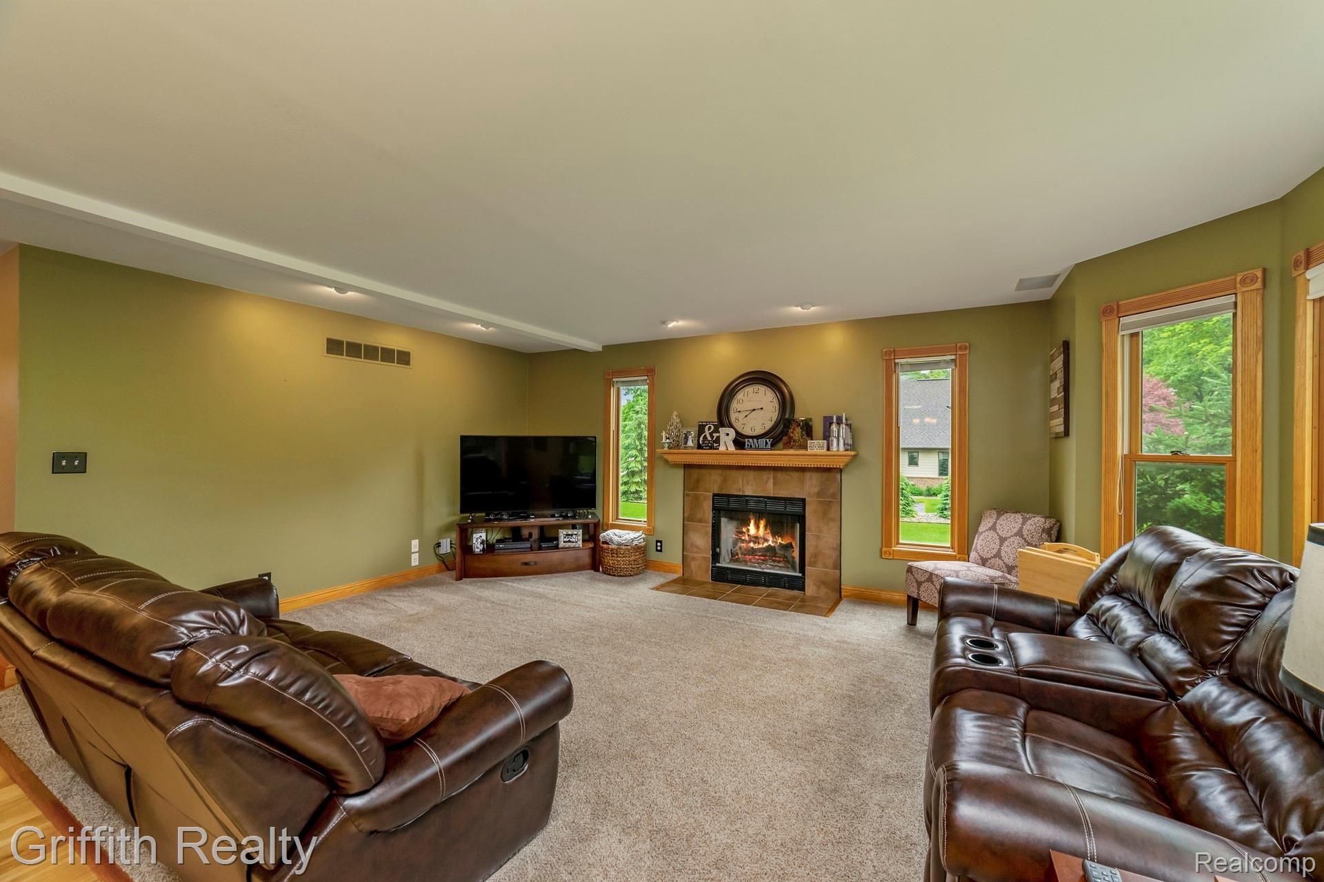 1899 Clover Ridge Drive Howell, MI 48843 - Photo 3 of 28 002-photo-living-room-7163806.jpg