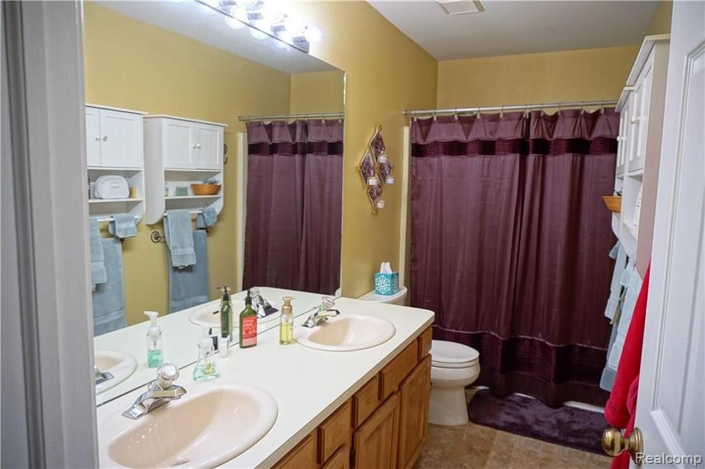 424 Ivy Wood Court Rochester Hills, MI 48307 - Photo 16 of 27
