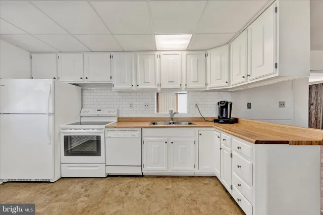 a view of utility room