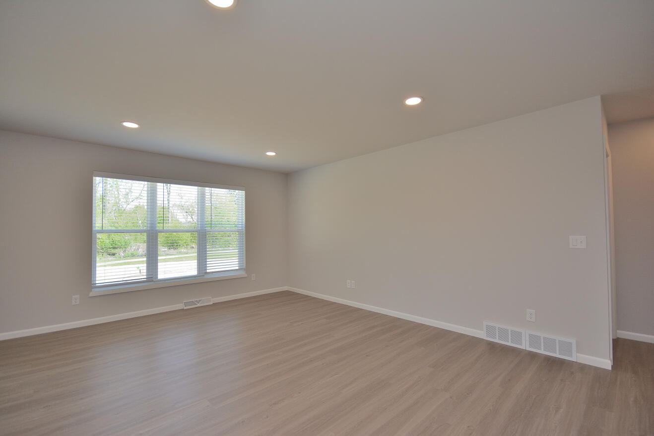 802 5 Mile Road Caledonia, WI 53402 - Photo 8 of 27 Great Room