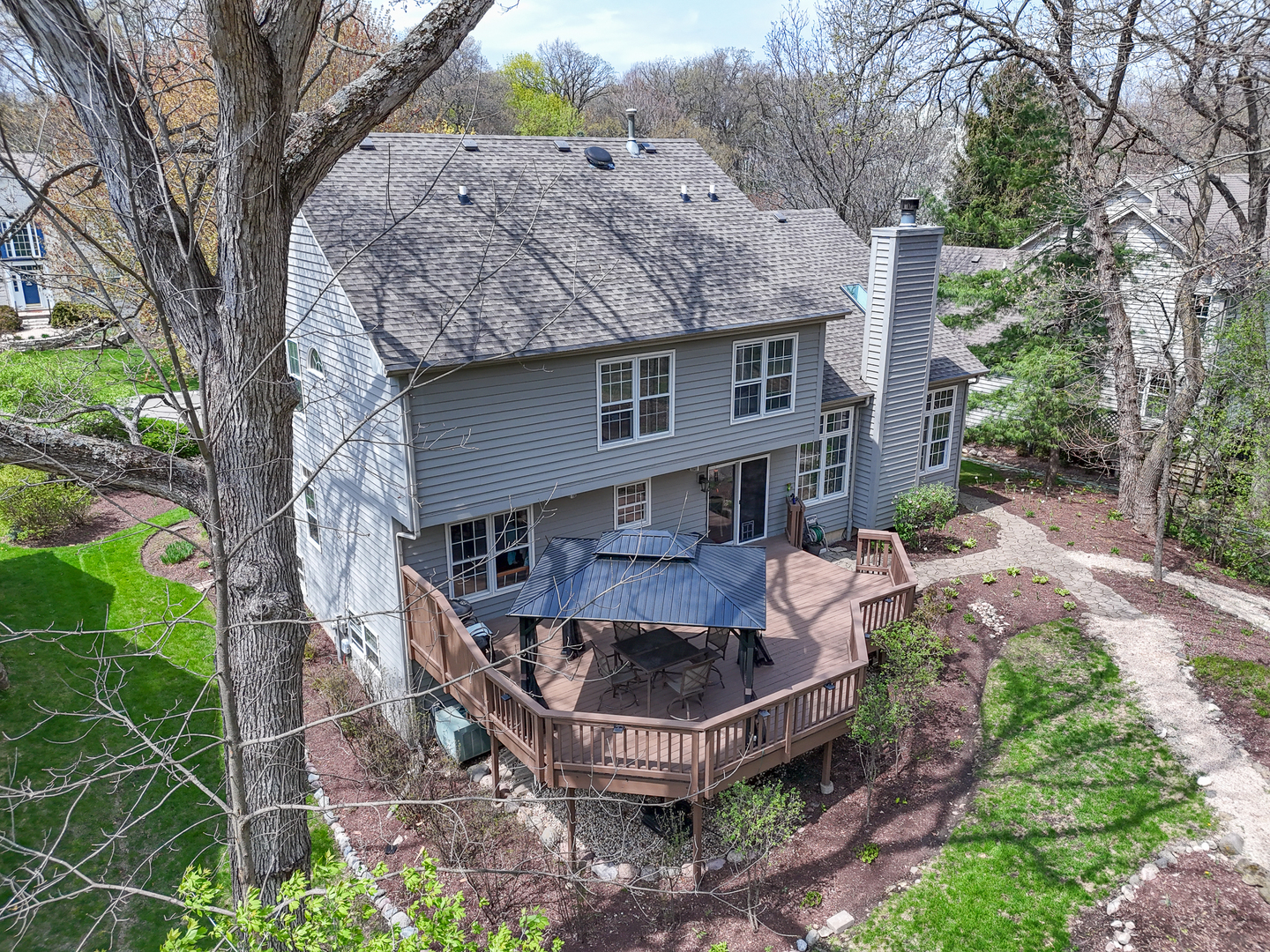 718 Barberry Trail Fox River Grove, IL 60021 - Photo 26 of 37 a backyard of a house with table and chairs