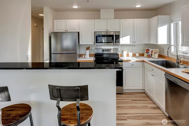 $524,950 | 2101 North 55th Street, Unit 201, Seattle, WA 98103