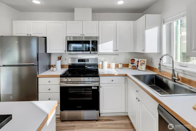 $524,950 | 2101 North 55th Street, Unit 201, Seattle, WA 98103