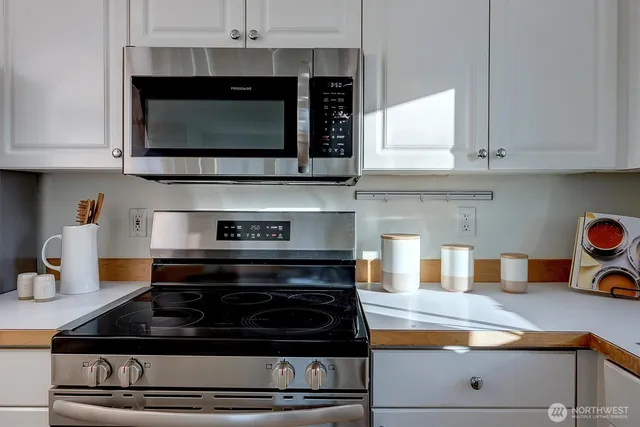 $524,950 | 2101 North 55th Street, Unit 201, Seattle, WA 98103