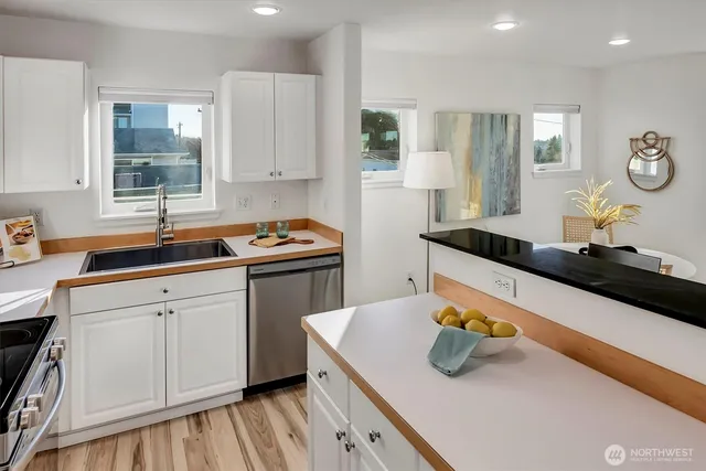 $524,950 | 2101 North 55th Street, Unit 201, Seattle, WA 98103