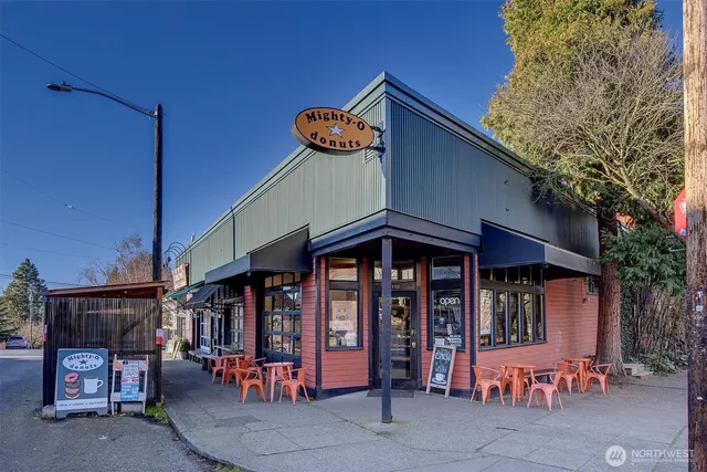 $524,950 | 2101 North 55th Street, Unit 201, Seattle, WA 98103