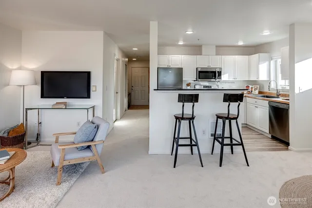 $524,950 | 2101 North 55th Street, Unit 201, Seattle, WA 98103