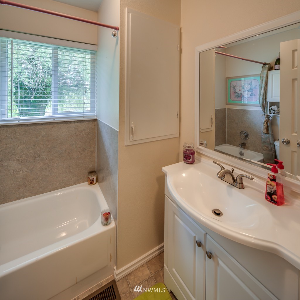 3359 Clearbrook Road Sumas, WA 98295 - Photo 17 of 25 a bathroom with a sink and a bathtub