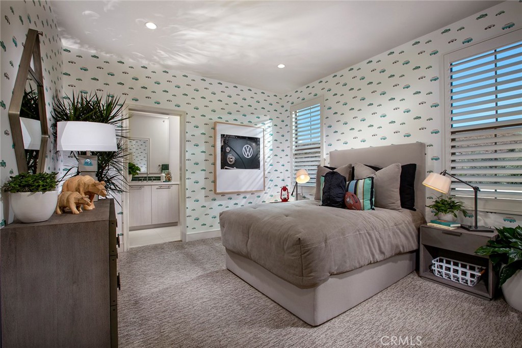 105 Thimbleberry, Unit 76 Irvine, CA 92618 - Photo 4 of 5 a bedroom with a bed and a table