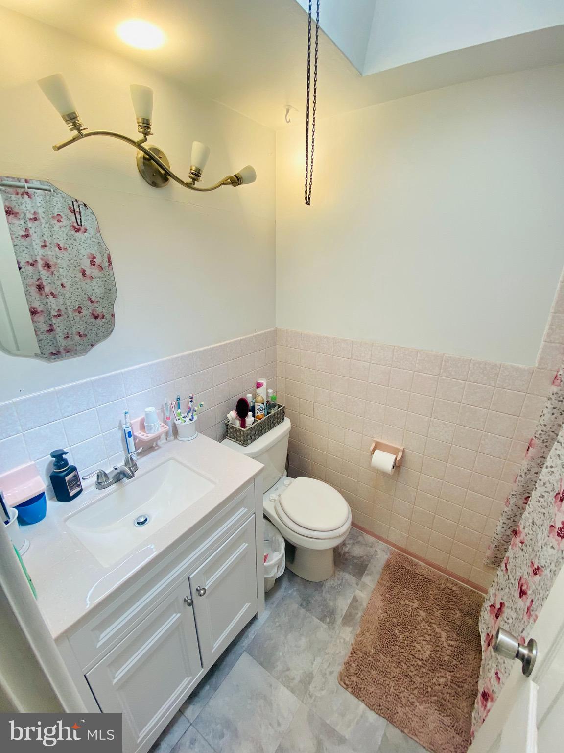 12420 Dunks Ferry Road Philadelphia, PA 19154 - Photo 10 of 19 Main bathroom