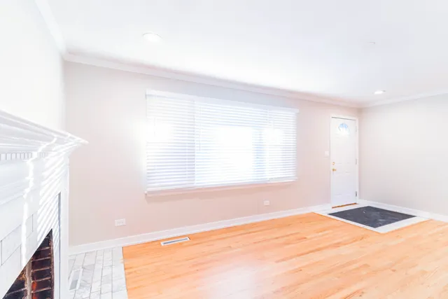 $3,300 | 1392 West 52nd Place, La Grange, IL 60525