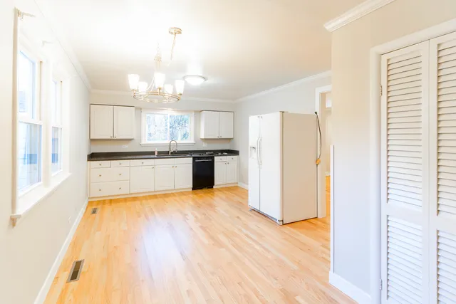 $3,300 | 1392 West 52nd Place, La Grange, IL 60525