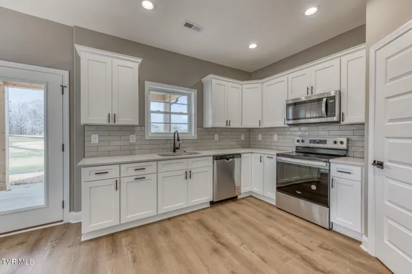 $424,900 | 207 Monroe Drive, Bristol, TN 37620