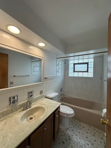 $1,875 | 2538 North 75th Avenue, Unit 2, Elmwood Park, IL 60707
