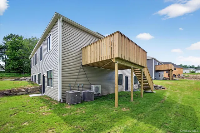 a view of a house with backyard