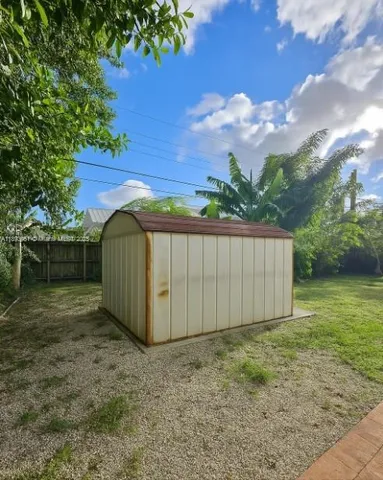 a view of a backyard