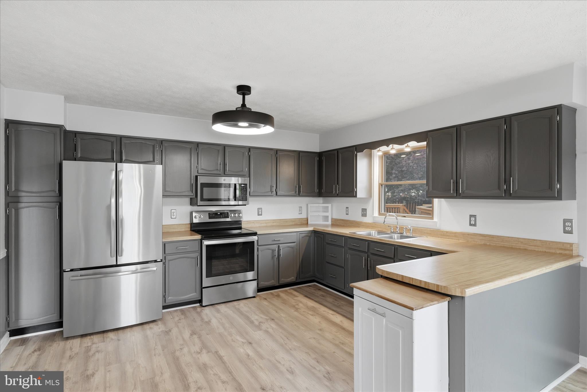 213 Killdeer Road Stephens City, VA 22655 - Photo 9 of 38 Kitchen
