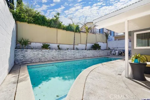 a view of backyard of the house