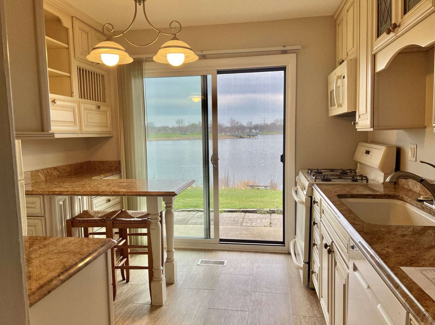 370 Springlake Lane, Unit B Aurora, IL 60504 - Photo 7 of 14