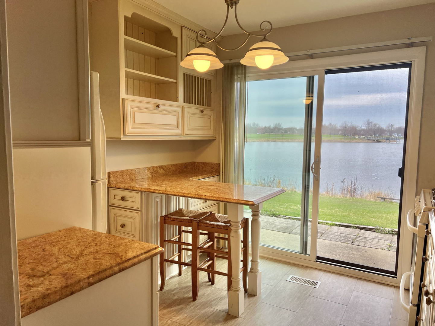 370 Springlake Lane, Unit B Aurora, IL 60504 - Photo 8 of 14