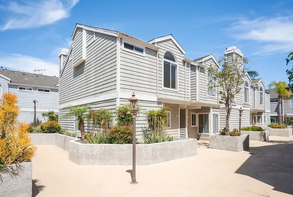 $4,395 | 260 Victoria Street, Unit D4, Costa Mesa, CA 92627