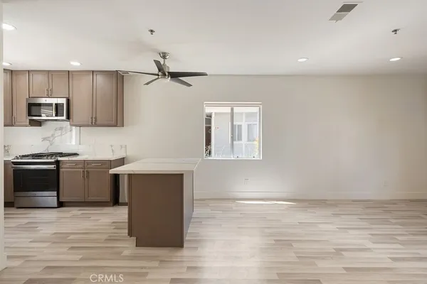 $4,395 | 260 Victoria Street, Unit D4, Costa Mesa, CA 92627