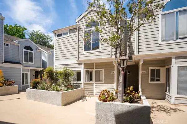 $4,395 | 260 Victoria Street, Unit D4, Costa Mesa, CA 92627