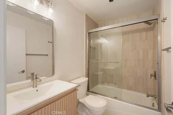 $4,395 | 260 Victoria Street, Unit D4, Costa Mesa, CA 92627