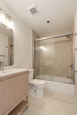 $4,395 | 260 Victoria Street, Unit D4, Costa Mesa, CA 92627