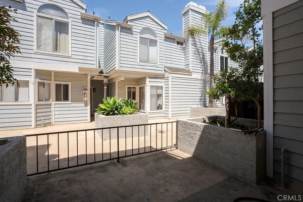 $4,395 | 260 Victoria Street, Unit D4, Costa Mesa, CA 92627