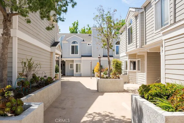 $4,395 | 260 Victoria Street, Unit D4, Costa Mesa, CA 92627