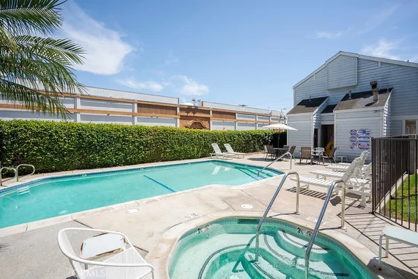 $4,395 | 260 Victoria Street, Unit D4, Costa Mesa, CA 92627