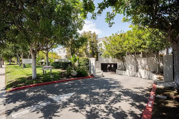 $4,395 | 260 Victoria Street, Unit D4, Costa Mesa, CA 92627