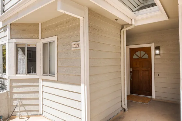 $4,395 | 260 Victoria Street, Unit D4, Costa Mesa, CA 92627