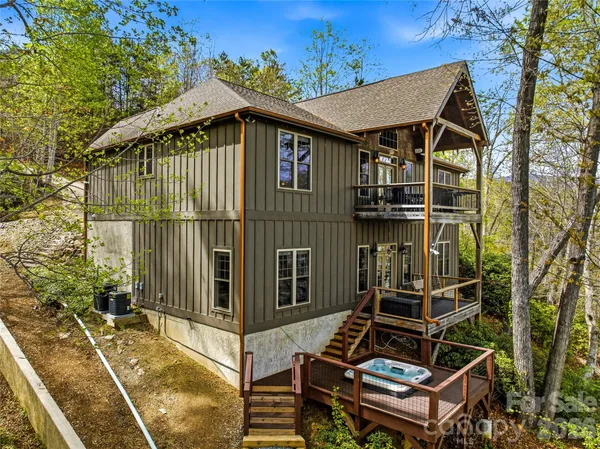 a view of a house with backyard