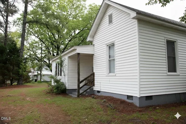 a view of a backyard