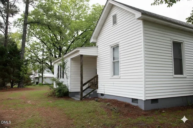 a view of a backyard