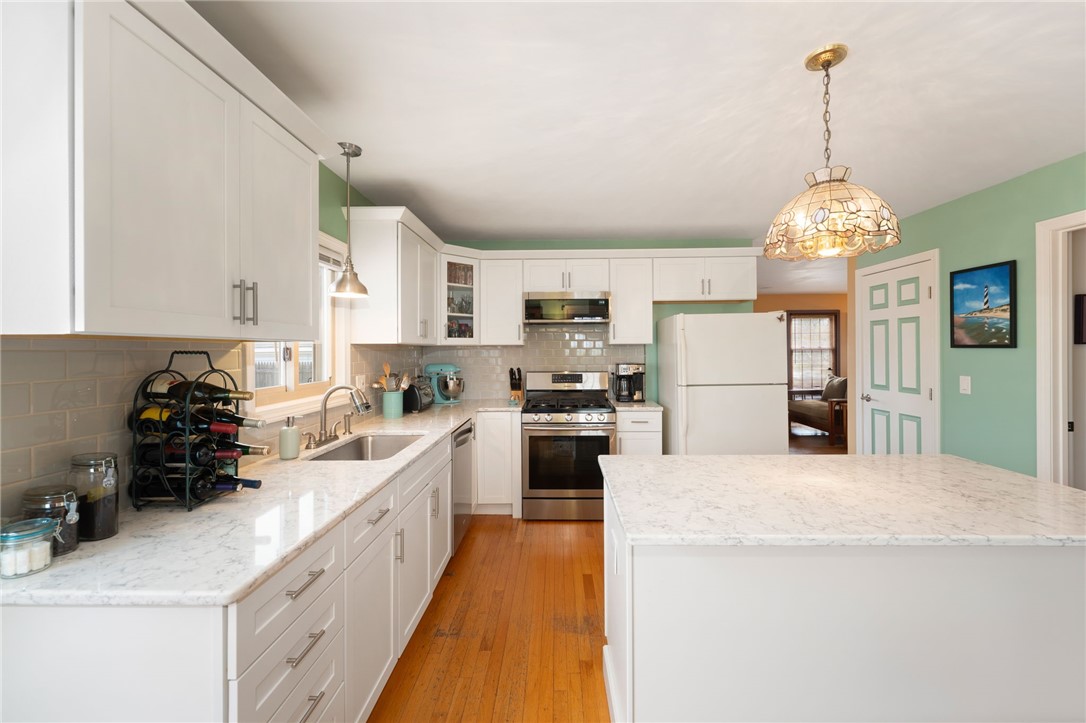 253 Chapmans Avenue Warwick, RI 02886 - Photo 4 of 42