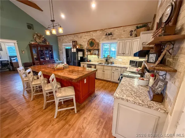 $349,900 | 11301 Hwy Z, Versailles, MO 65084