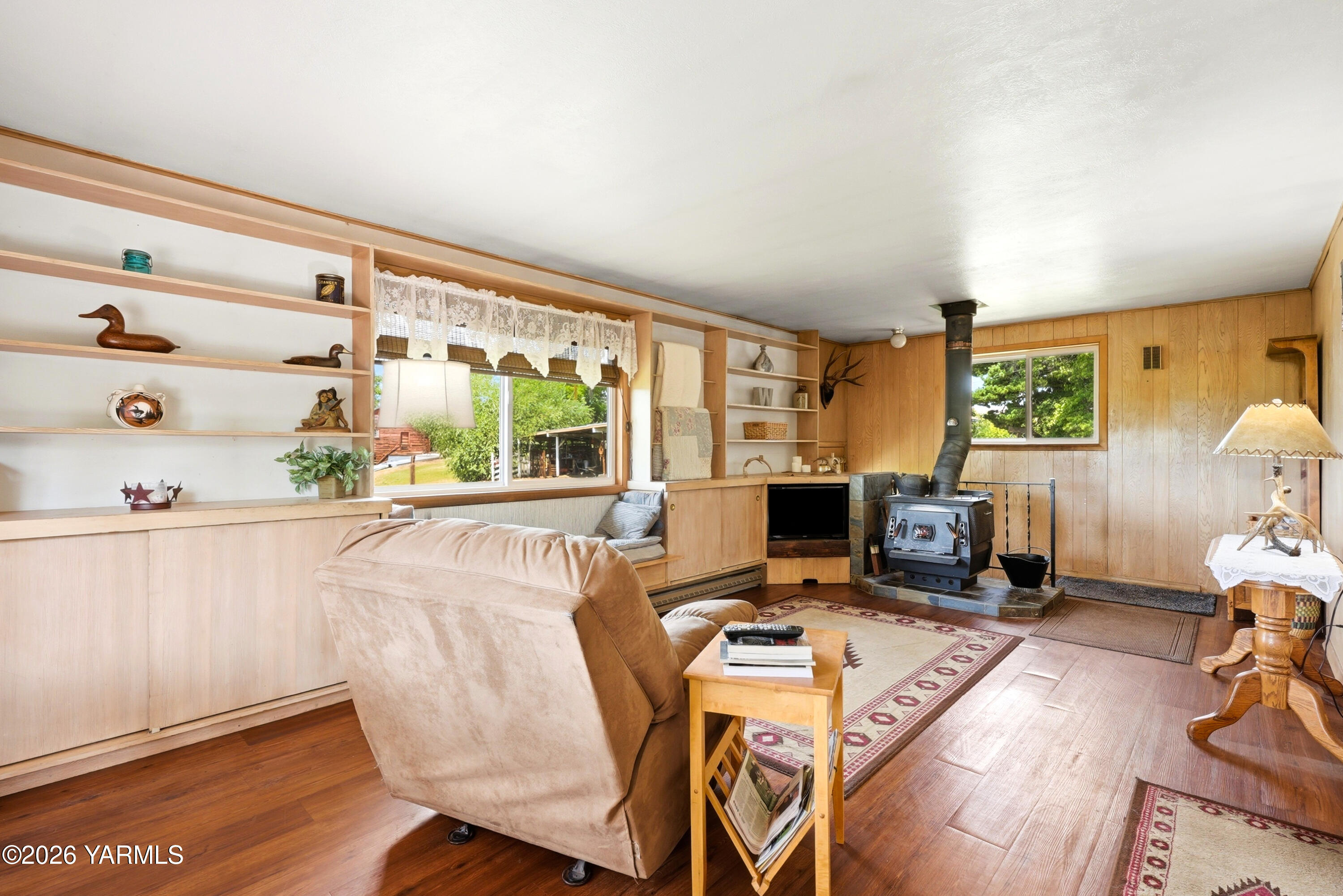 690 North Gleed Road Naches, WA 98937 - Photo 12 of 60 a workspace with furniture and a window